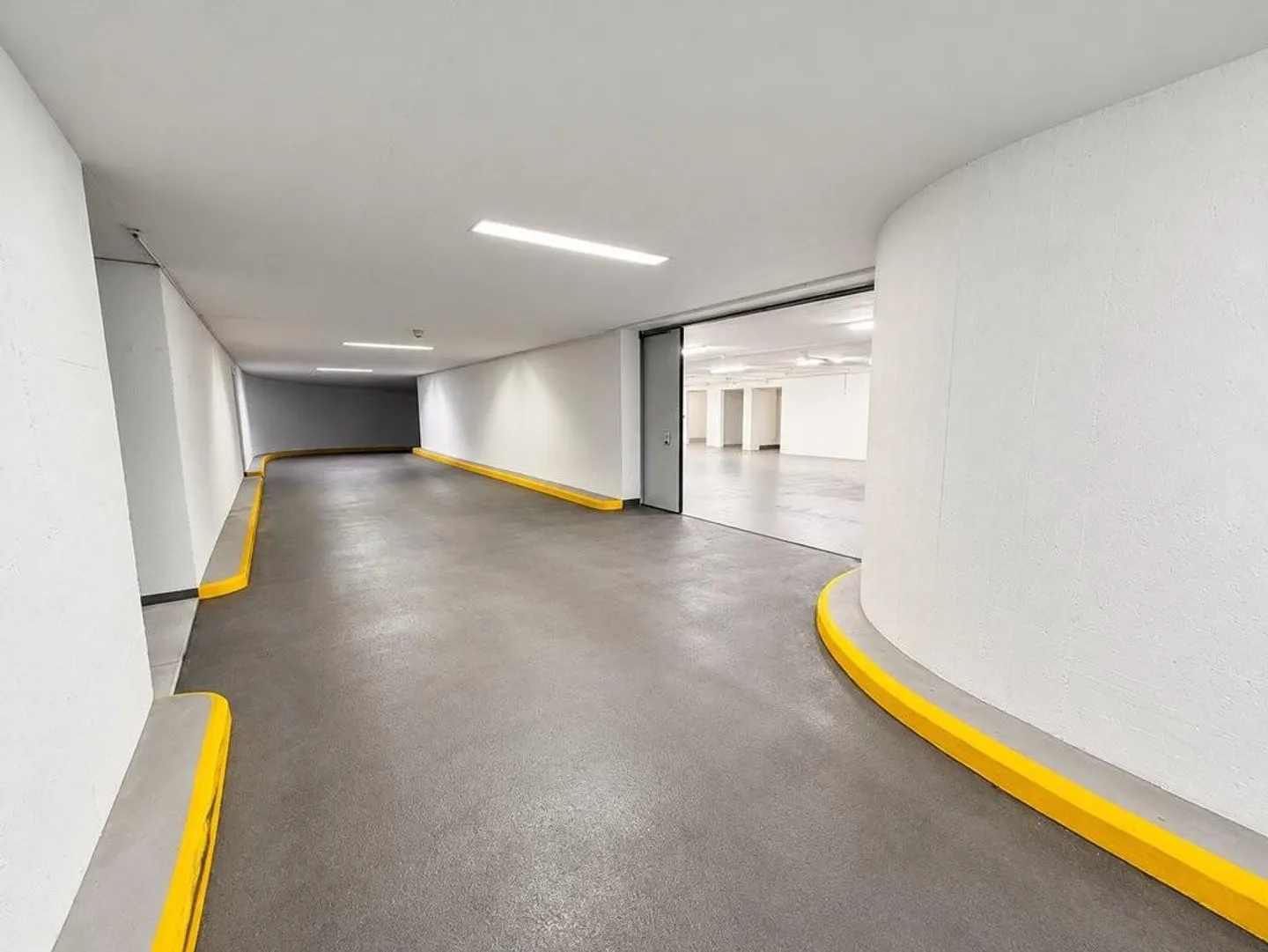 Ampio magazzino a Oerlikon con bagno e guardaroba - Foto 7 di 7