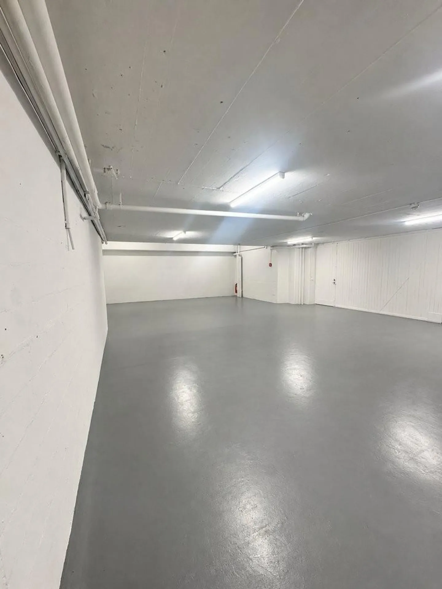 Large storage room in Oerlikon with wet cell and wardrobe - Photo 4 of 4
