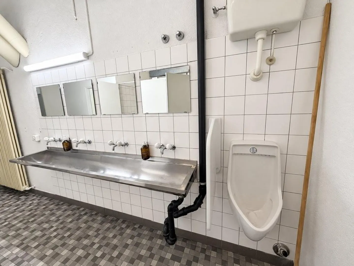 Ampio magazzino a Oerlikon con bagno e guardaroba - Foto 6 di 7
