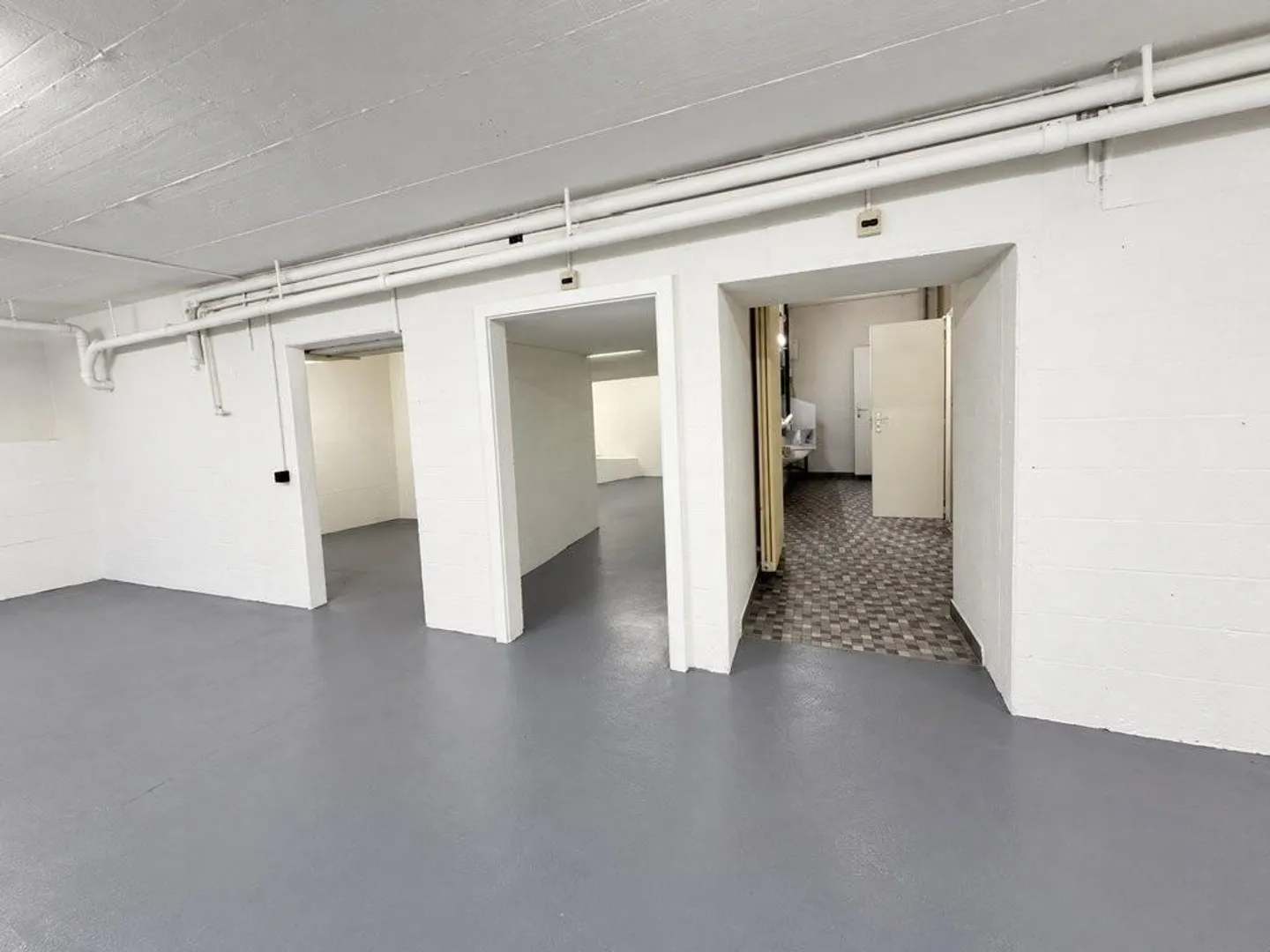 Ampio magazzino a Oerlikon con bagno e guardaroba - Foto 5 di 7