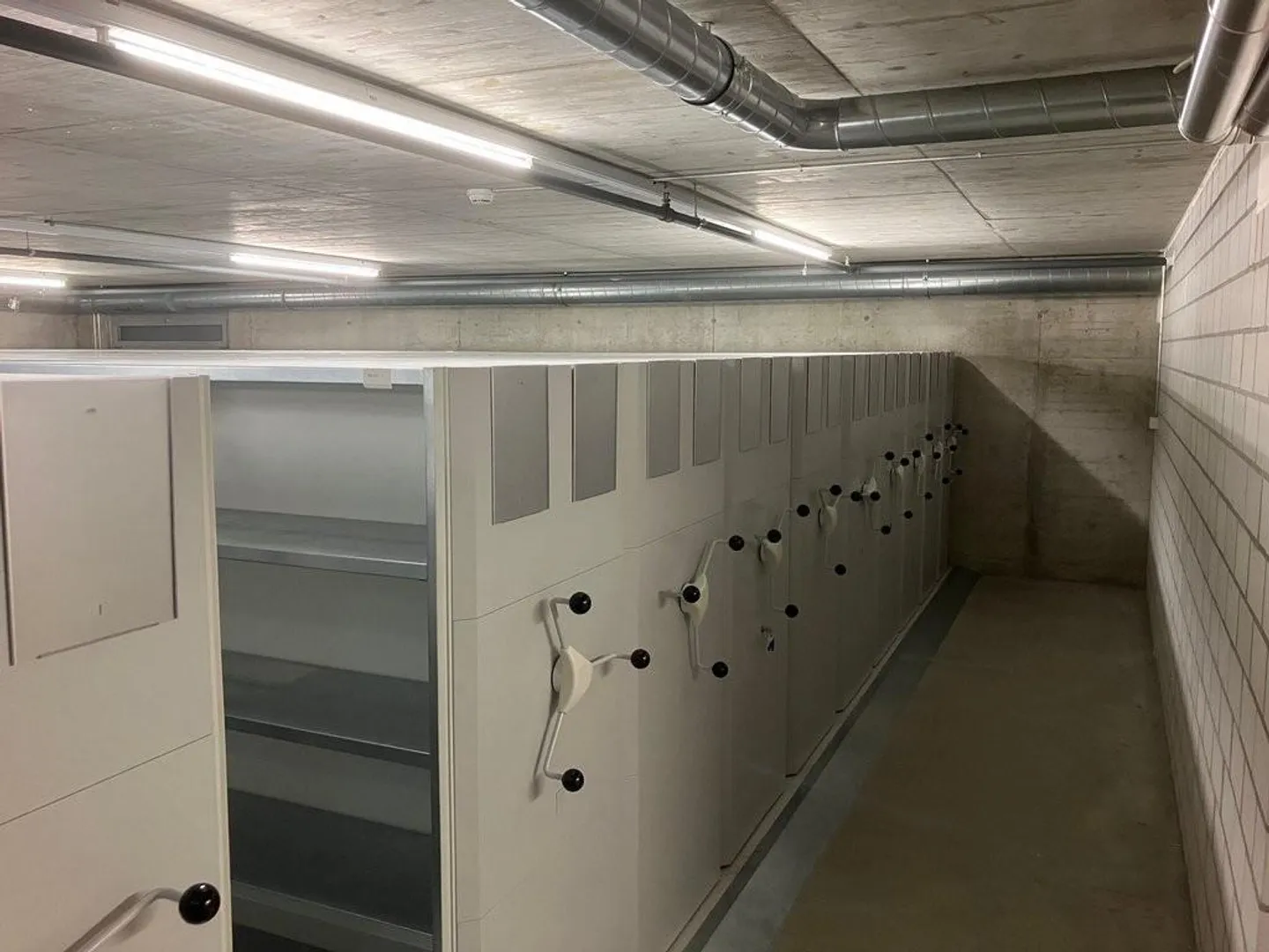 Archive room with mobile shelving system in Zurich Oerlikon - Photo 5 of 5