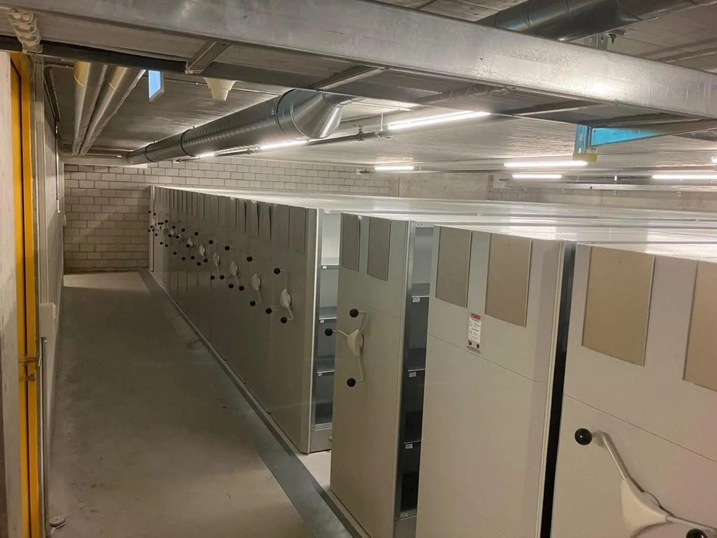 Archive room with mobile shelving system in Zurich Oerlikon - Photo 4 of 5