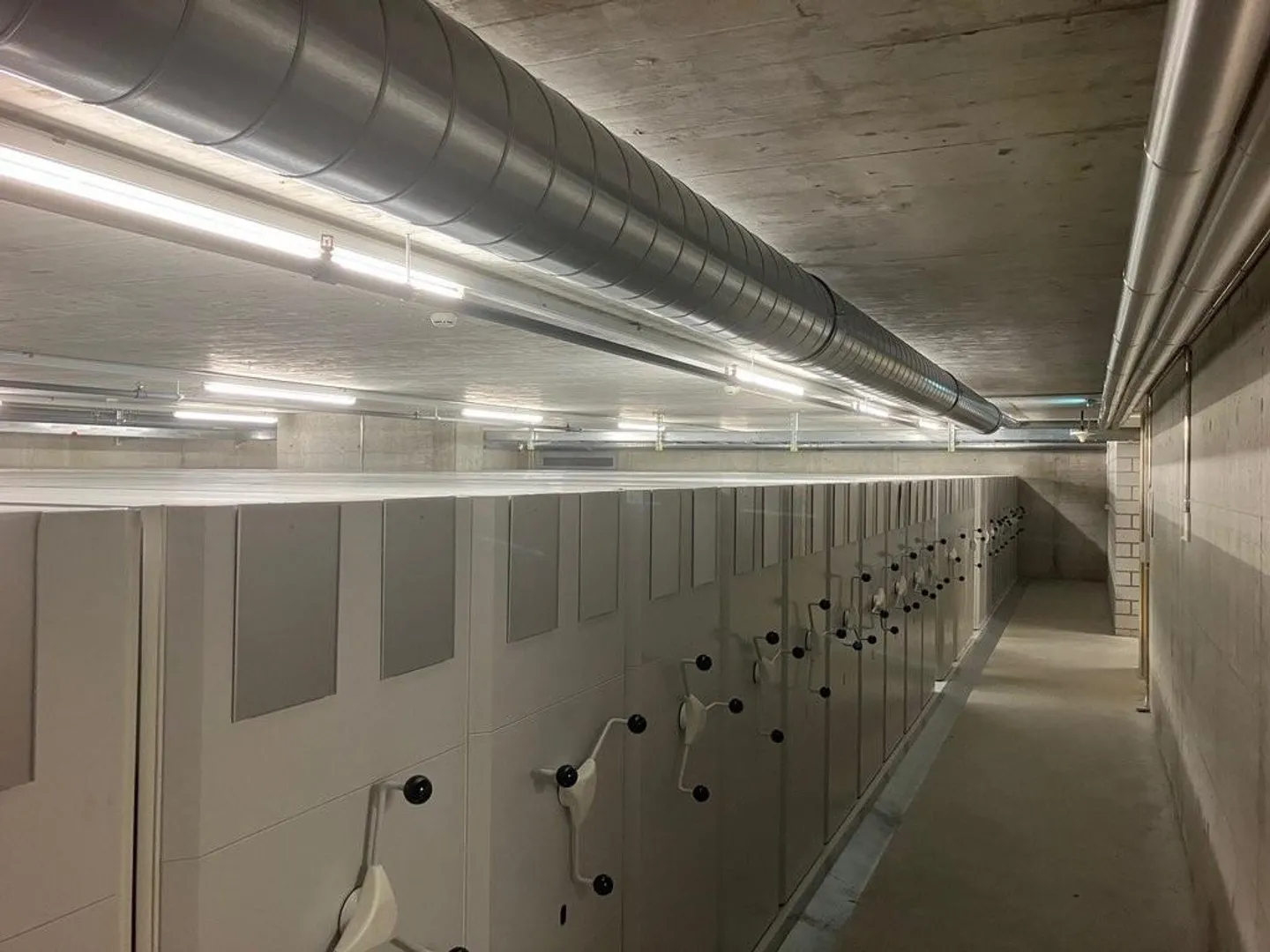Archive room with mobile shelving system in Zurich Oerlikon - Photo 2 of 5