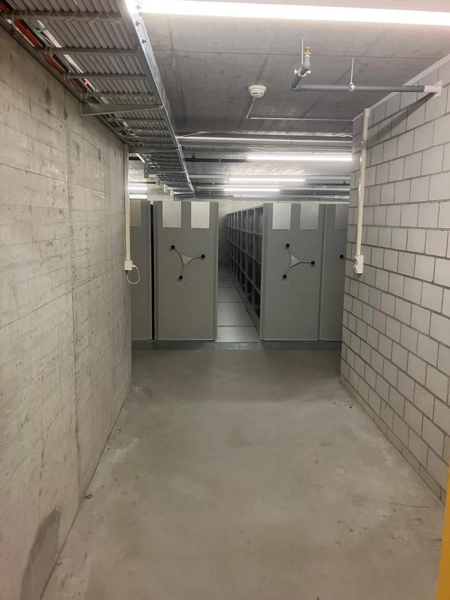 Archive room with mobile shelving system in Zurich Oerlikon - Photo 3 of 5