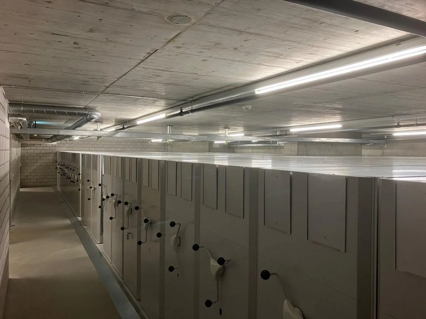 Archive room with mobile shelving system in Zurich Oerlikon - Photo 1 of 5