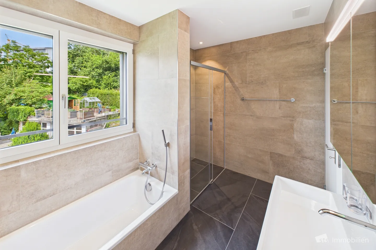 Penthouse moderno con vista lago - Foto 5 di 13