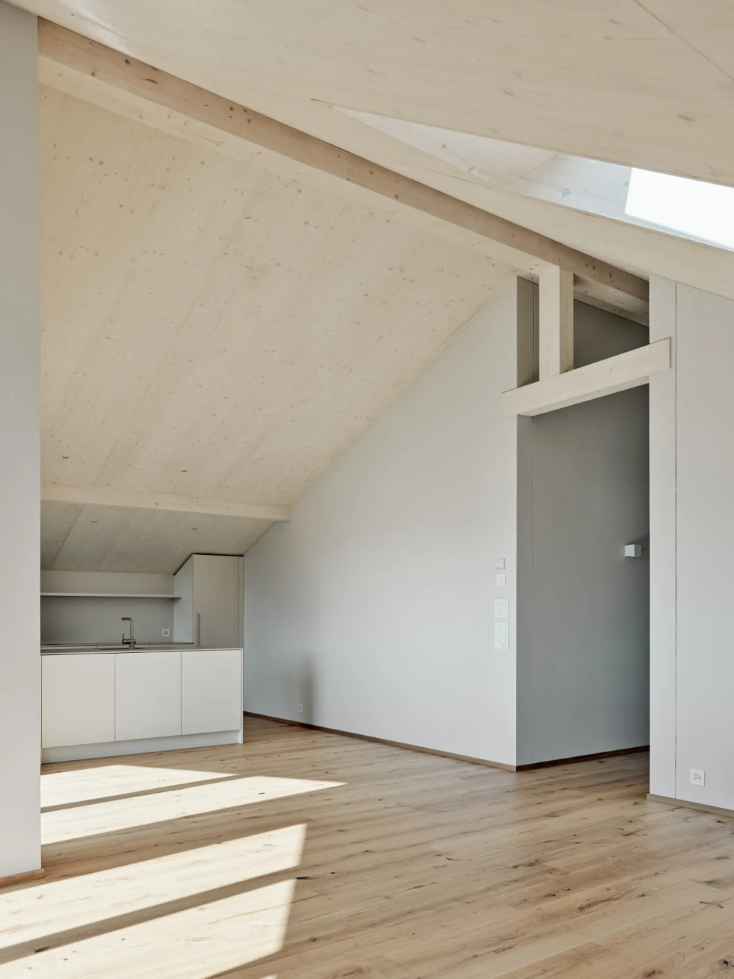 3.5-room penthouse apartment with spacious balcony and view of Pilatus - Photo 1 of 3