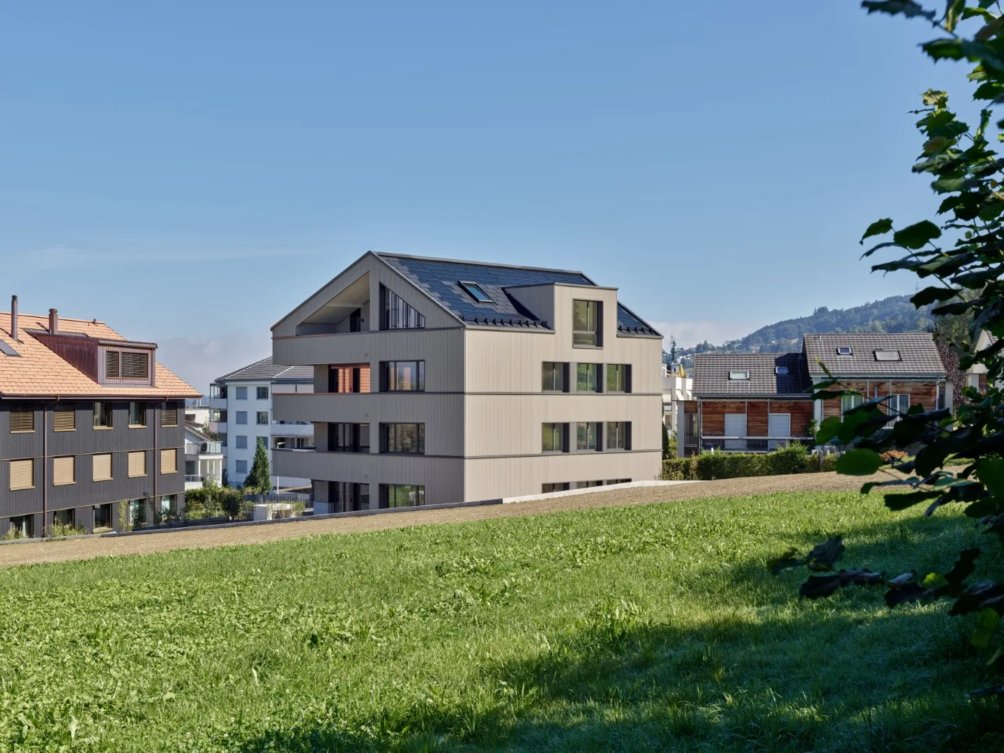 3.5-room penthouse apartment with spacious balcony and view of Pilatus - Photo 2 of 3
