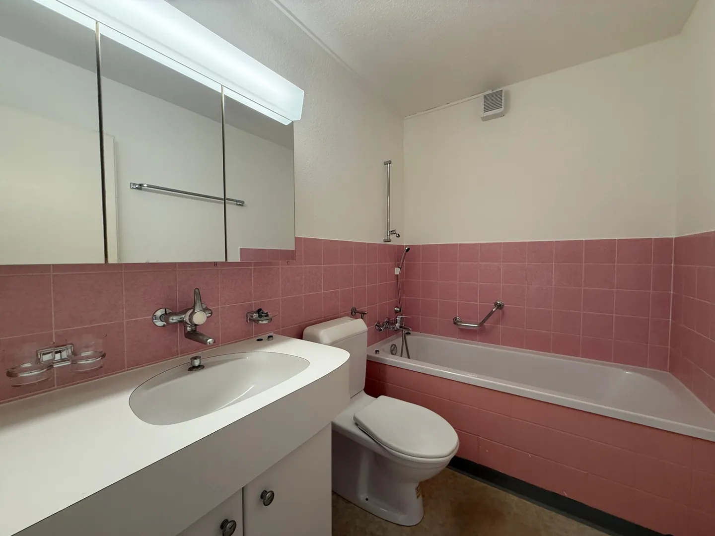 TEMPORARY RENTAL: Central 4.5-room apartment on the 4th floor - Photo 4 of 8