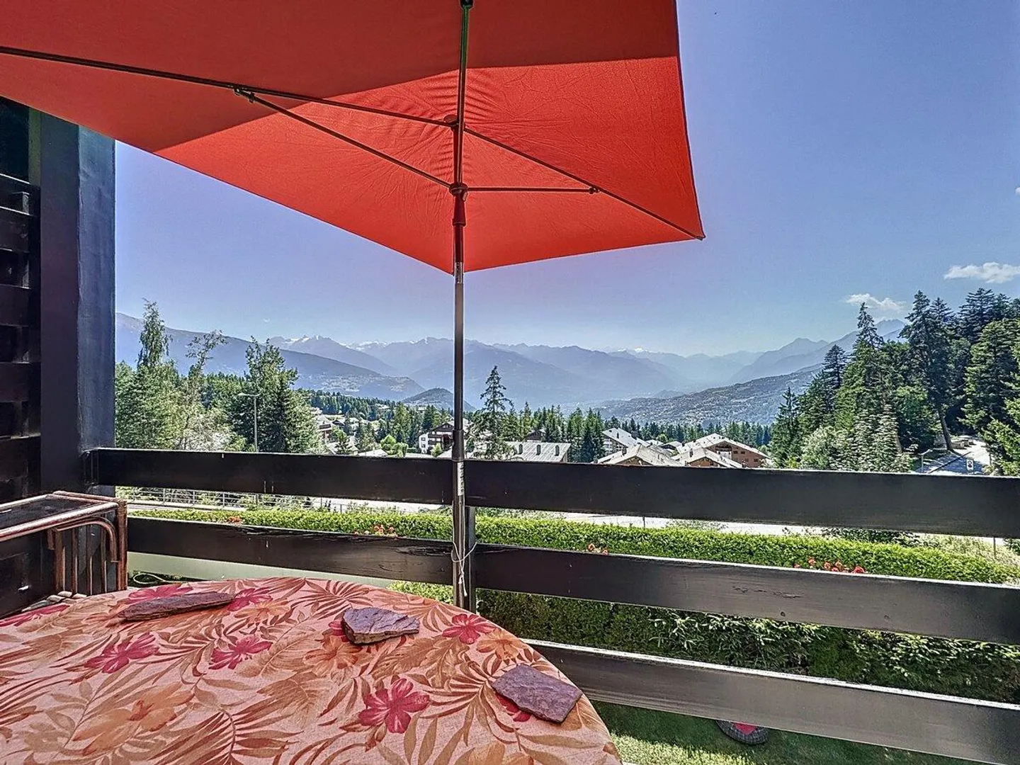 Con una vista mozzafiato sulla pianura e sulle montagne - Foto 9 di 12