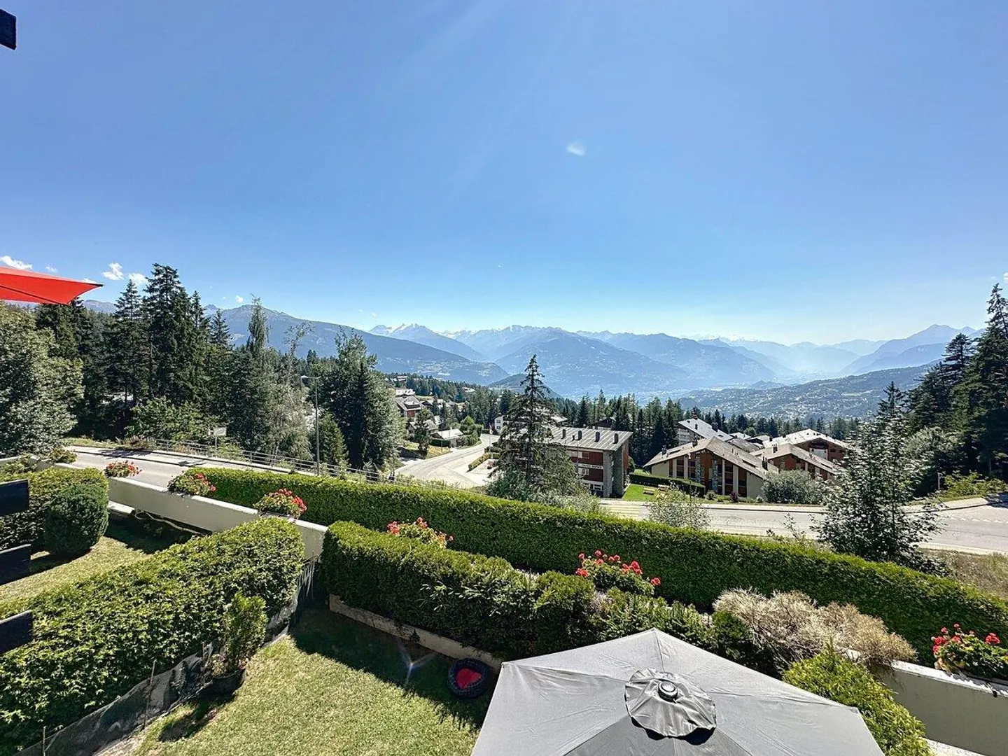 Con una vista mozzafiato sulla pianura e sulle montagne - Foto 2 di 12