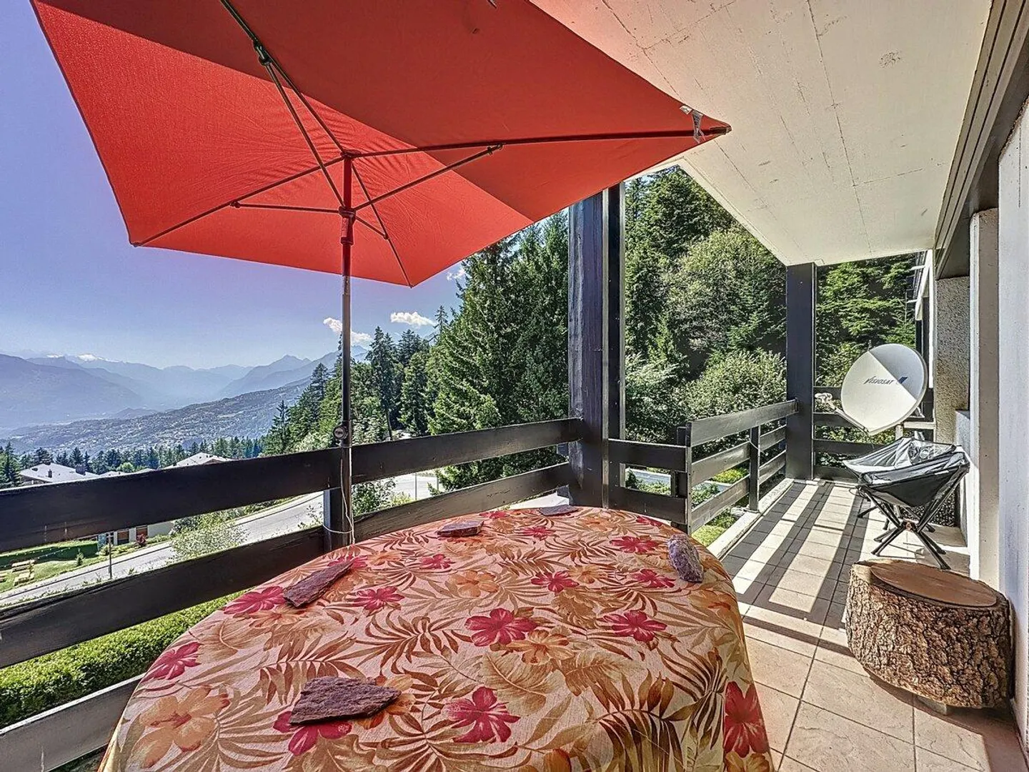Con una vista mozzafiato sulla pianura e sulle montagne - Foto 11 di 12