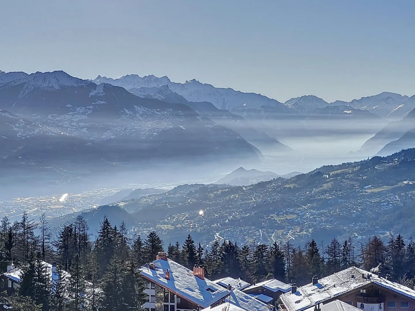 Con una vista mozzafiato sulla pianura e sulle montagne - Foto 1 di 12