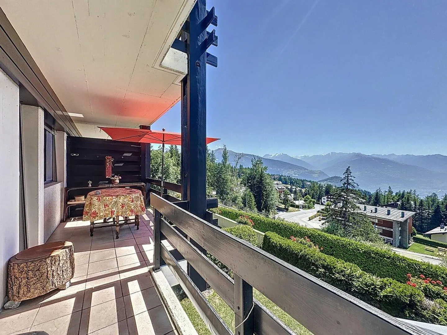 Con una vista mozzafiato sulla pianura e sulle montagne - Foto 10 di 12