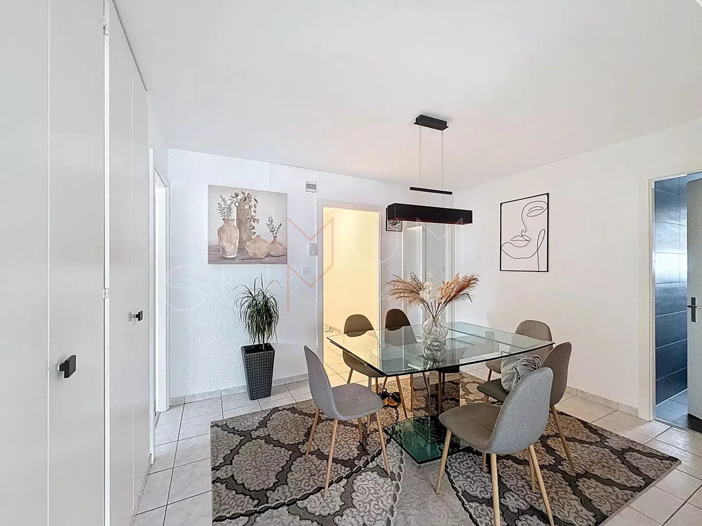 Opportunità di Investimento: Appartamento Luminoso di 4.5 Stanze con Balcone e Vista Libera - Foto 3 di 12