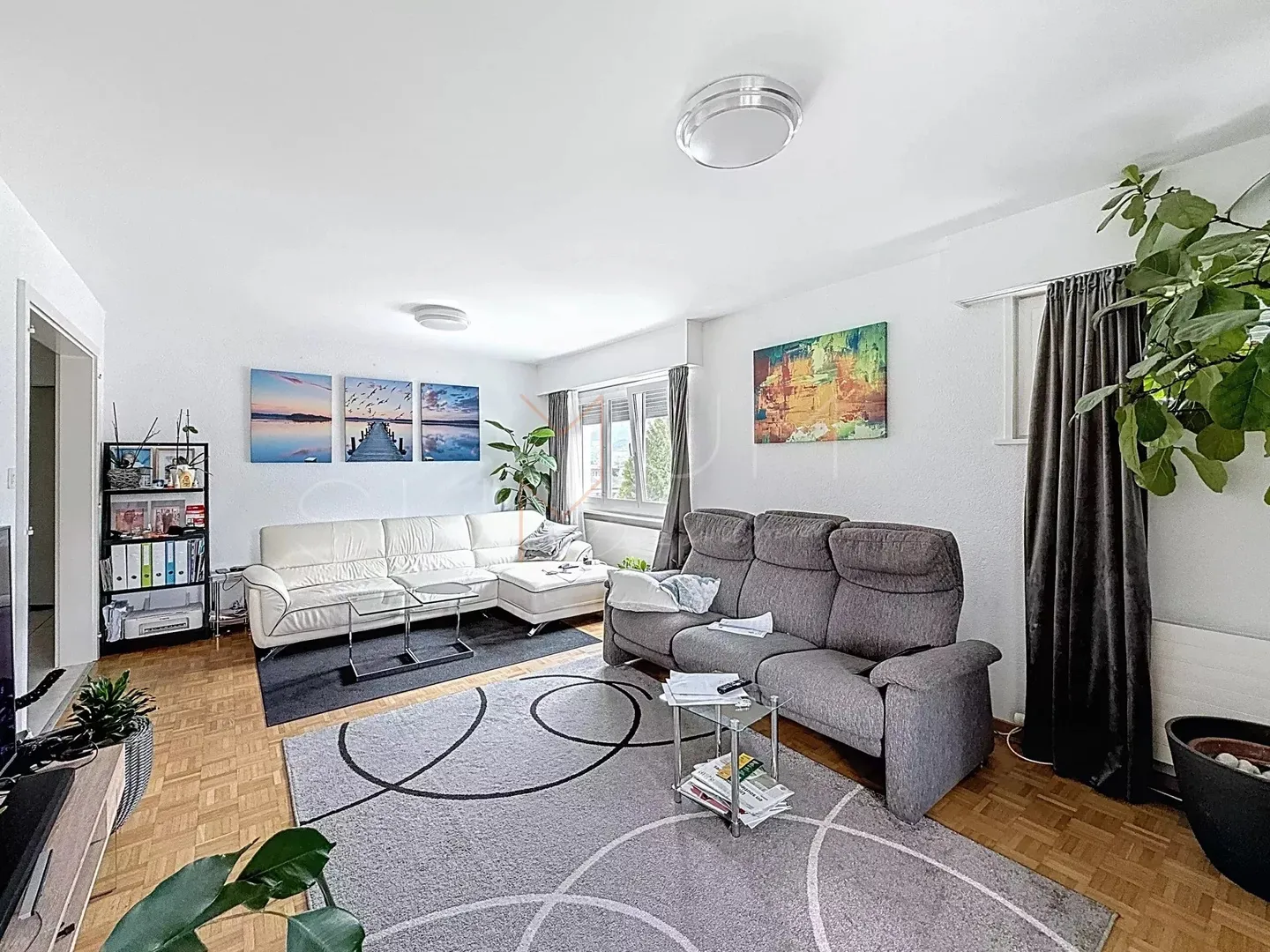 Opportunità di Investimento: Appartamento Luminoso di 4.5 Stanze con Balcone e Vista Libera - Foto 2 di 12
