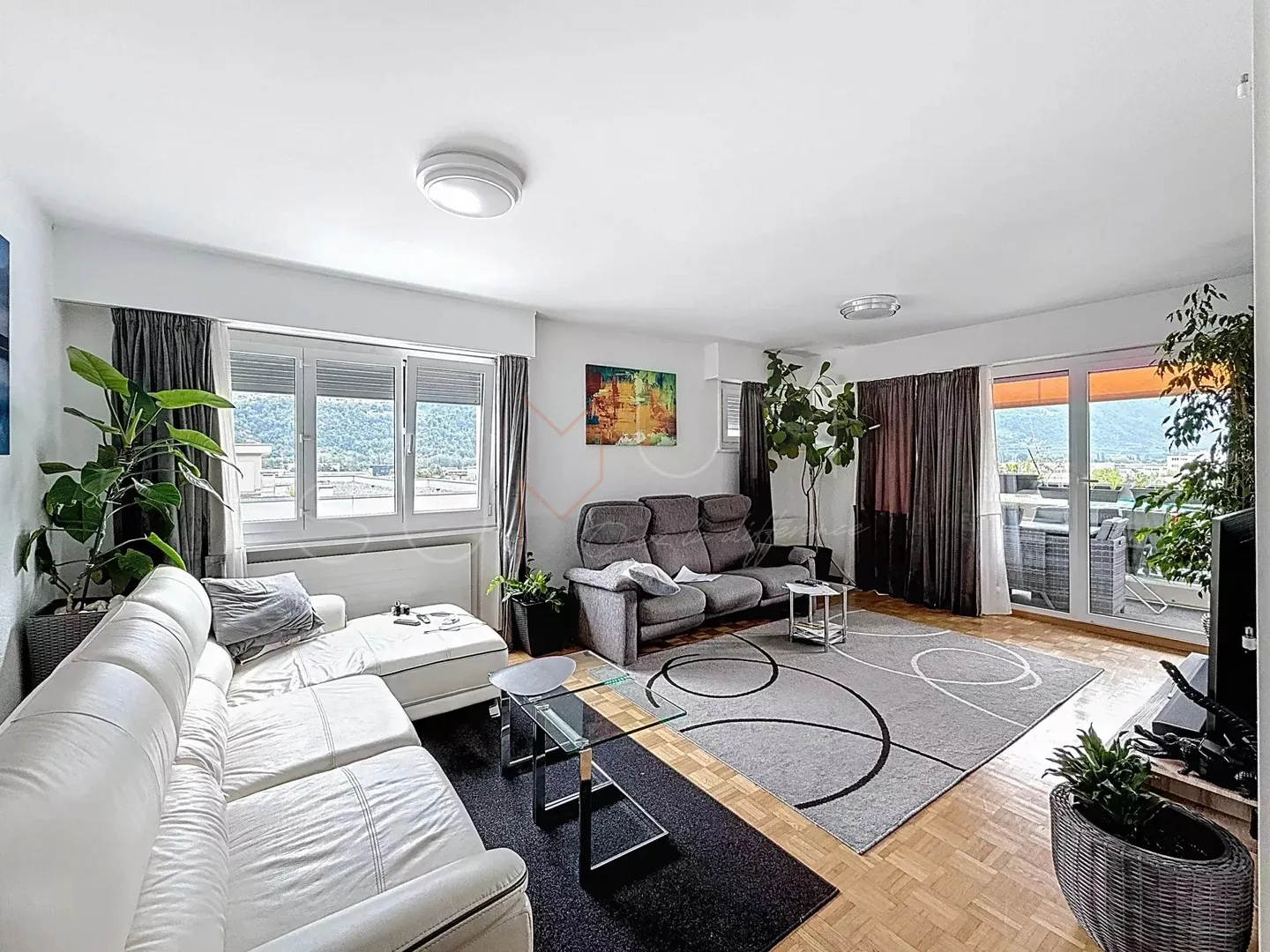 Opportunità di Investimento: Appartamento Luminoso di 4.5 Stanze con Balcone e Vista Libera - Foto 1 di 12
