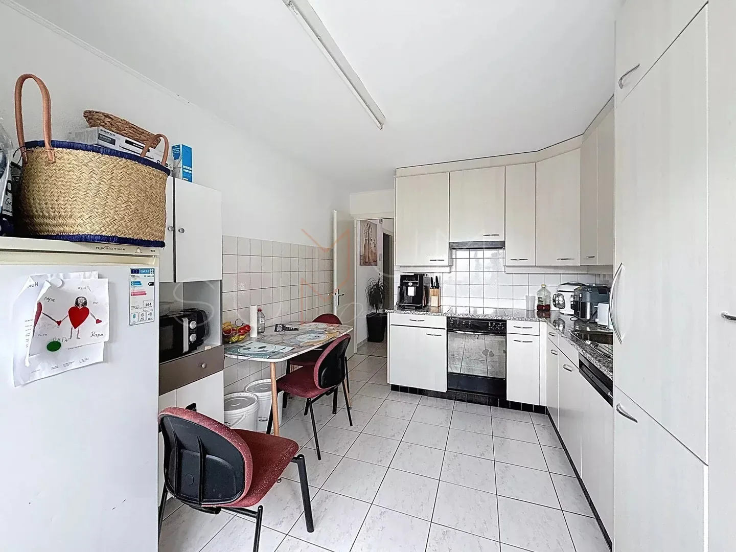 Opportunità di Investimento: Appartamento Luminoso di 4.5 Stanze con Balcone e Vista Libera - Foto 5 di 12