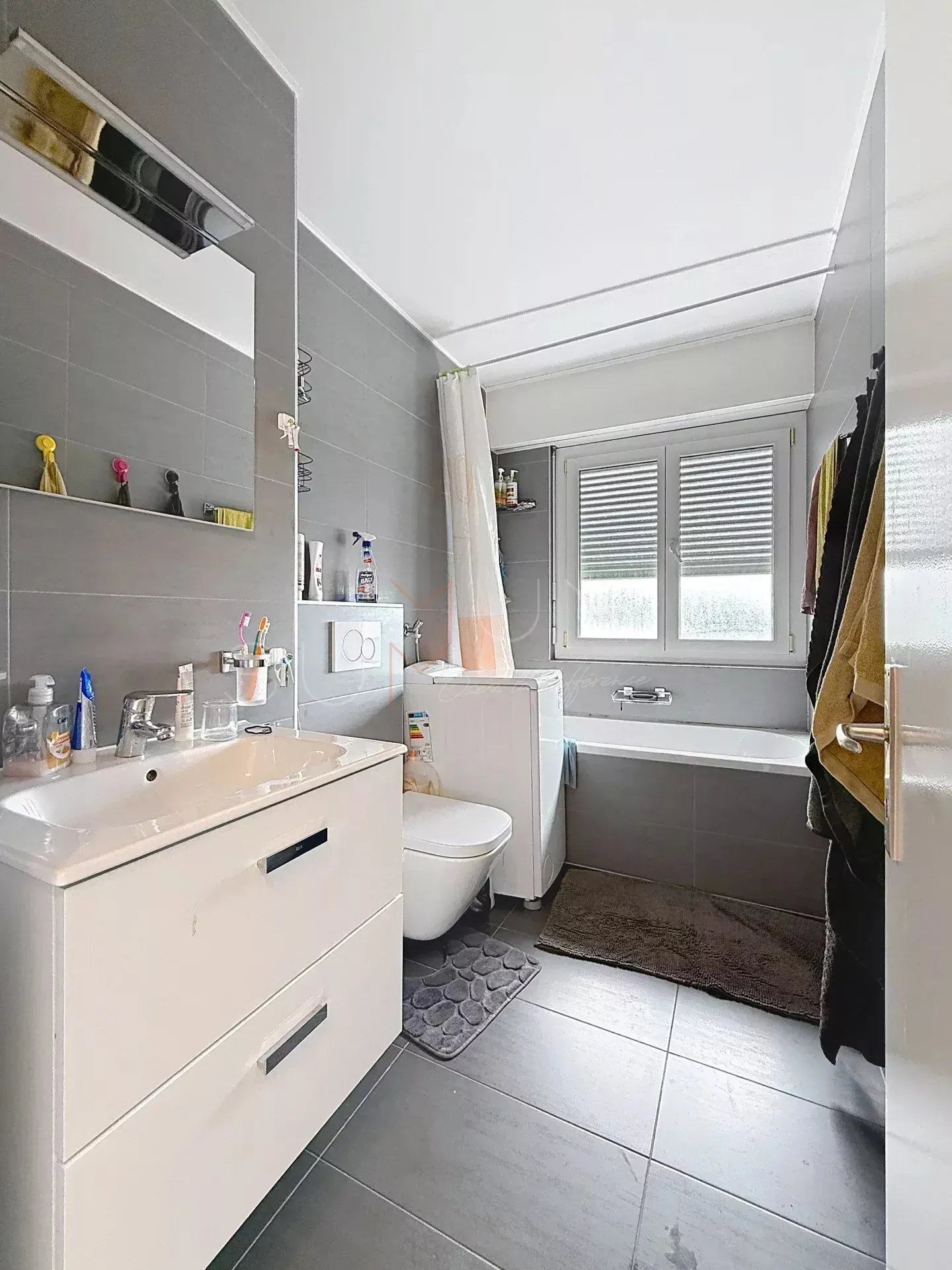 Opportunità di Investimento: Appartamento Luminoso di 4.5 Stanze con Balcone e Vista Libera - Foto 10 di 12