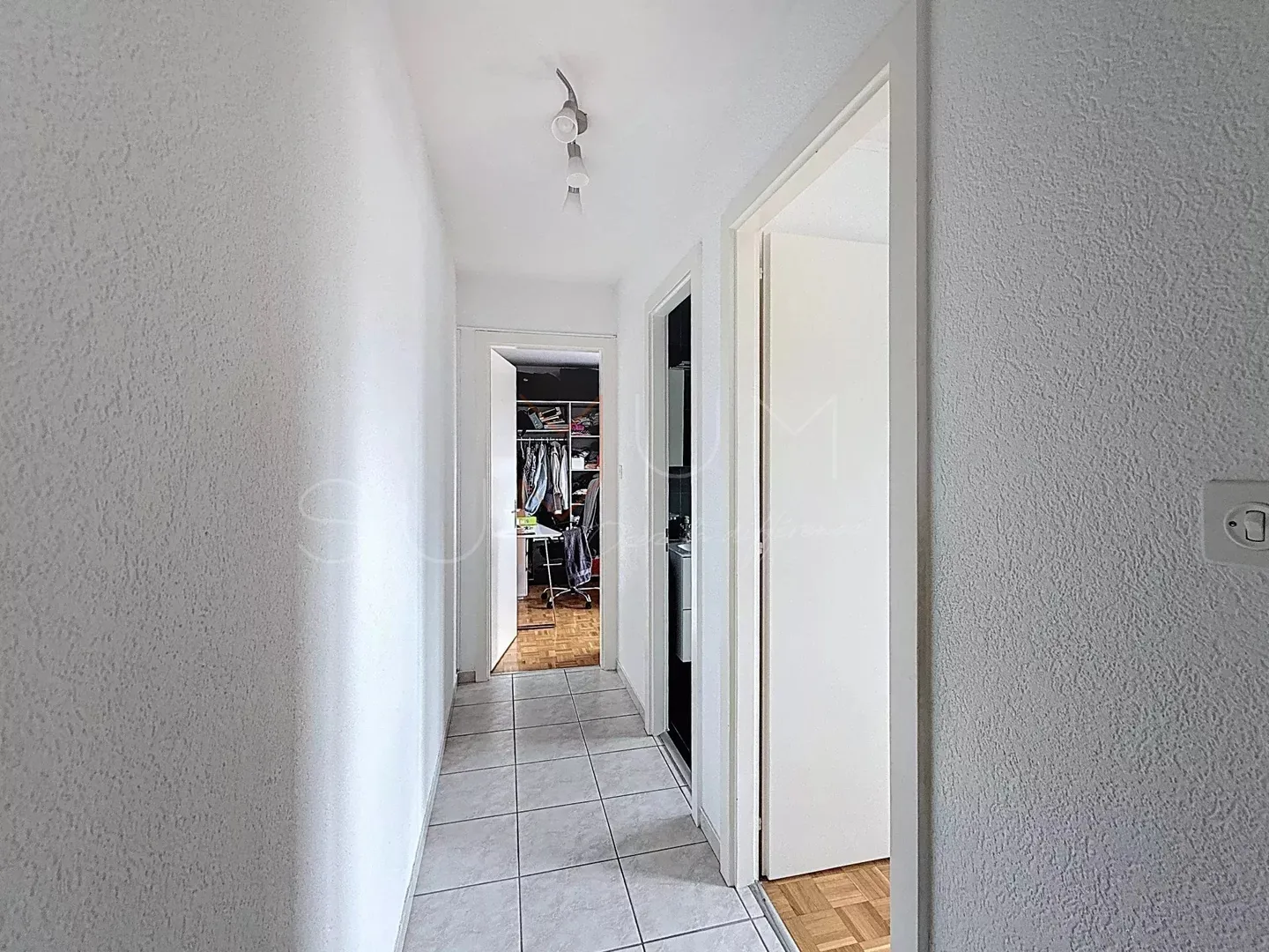 Opportunità di Investimento: Appartamento Luminoso di 4.5 Stanze con Balcone e Vista Libera - Foto 11 di 12
