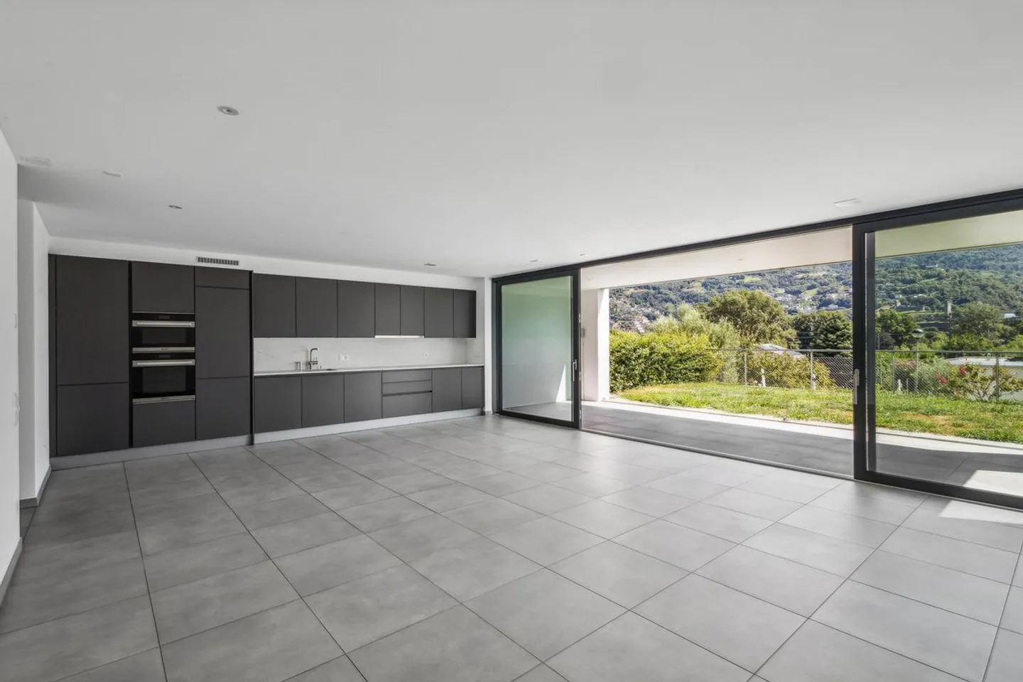 Appartamento in Vendita a Carasso-Bellinzona con vista Castelli - Foto 2 di 6