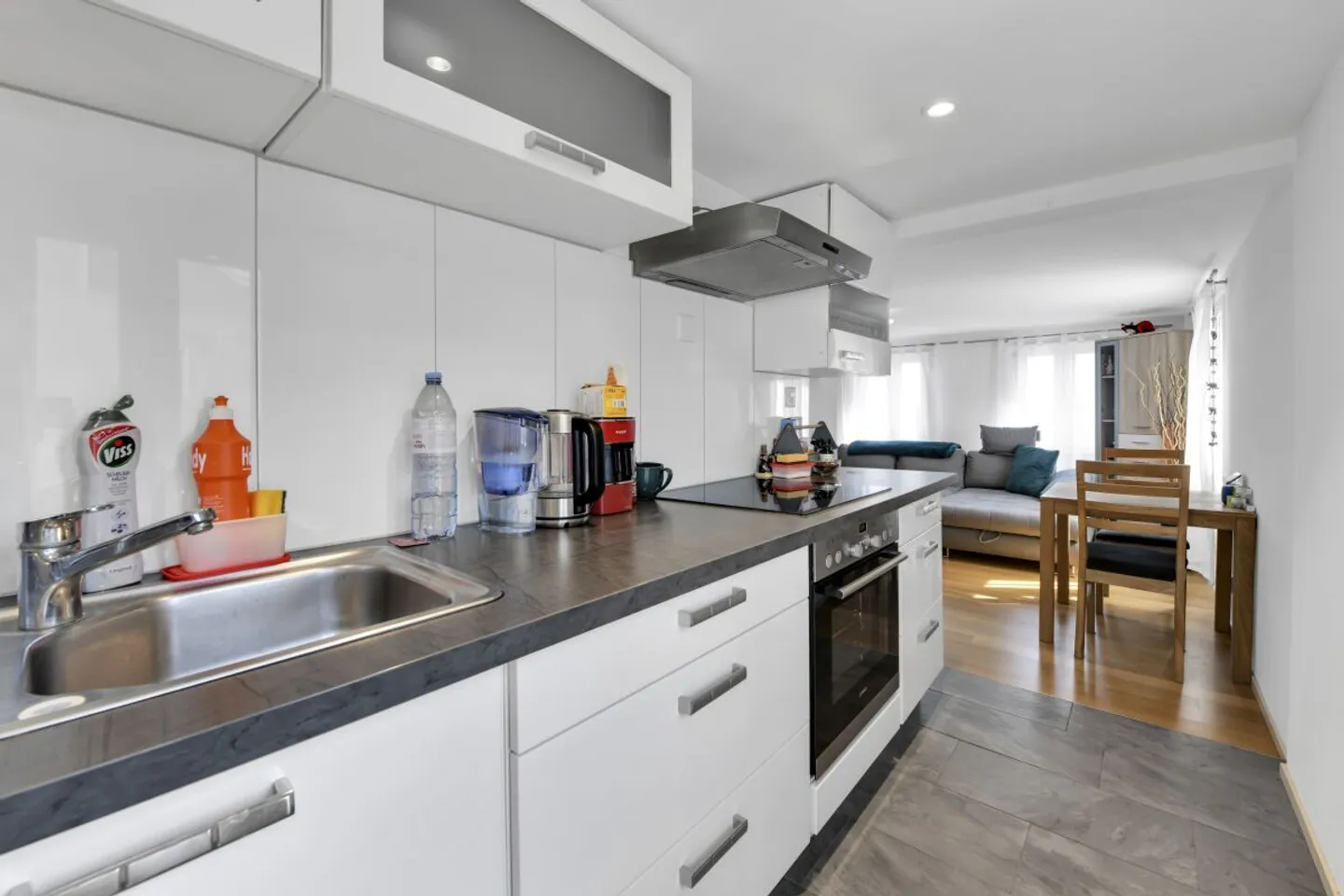 Bright and friendly 3.5 room apartment in the center of Flawil - Photo 3 of 13
