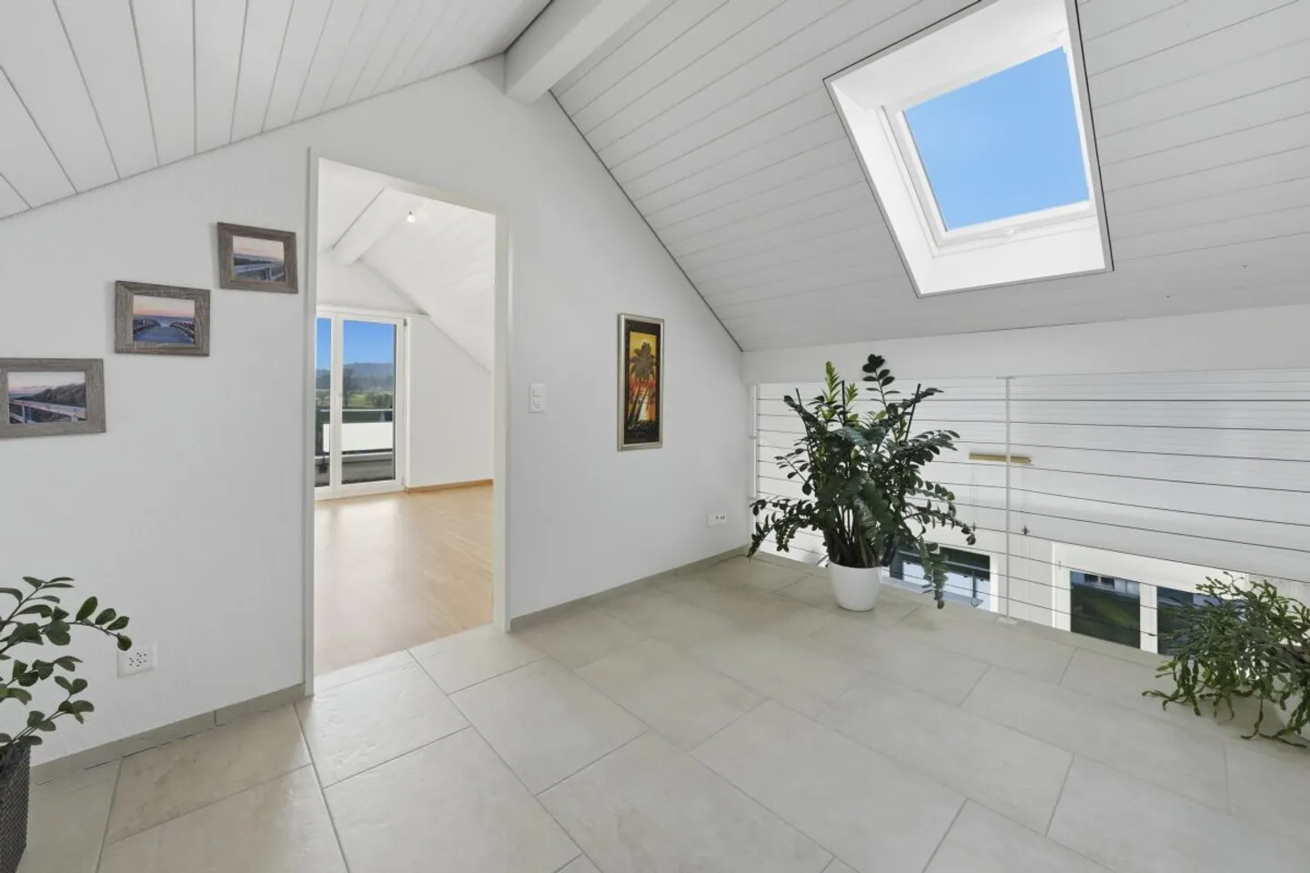 Geräumige Dachmaisonette mit Balkonen - Foto 8 von 13