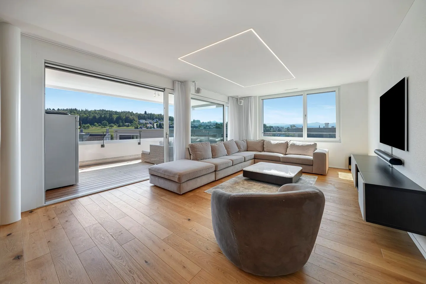 Ein Zuhause mit Weit- und Bergblick sowie hoher Wohnqualität - Foto 1 von 13