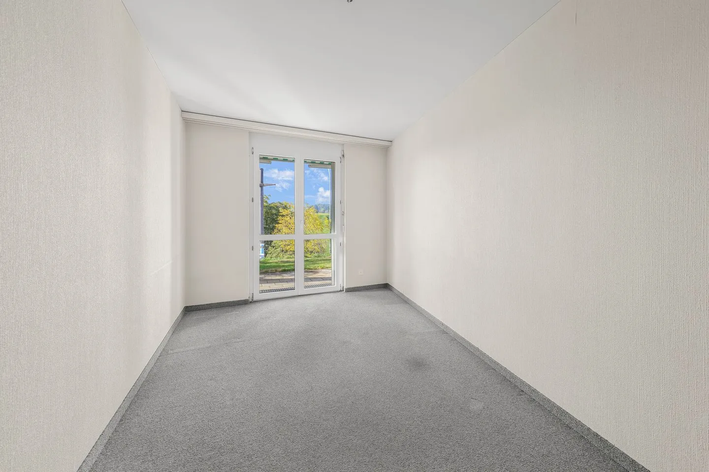 Vivre avec une vue : Appartement de jardin de 4,5 pièces avec beaucoup d'intimité - Photo 8 sur 13