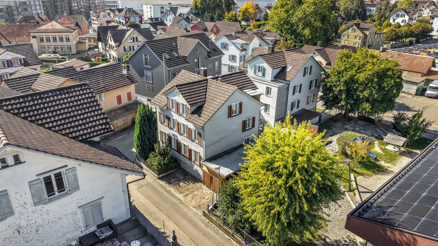Une maison, de nombreuses possibilités – réalisez vos idées de logement au cœur de Flawil - Photo 2 sur 13