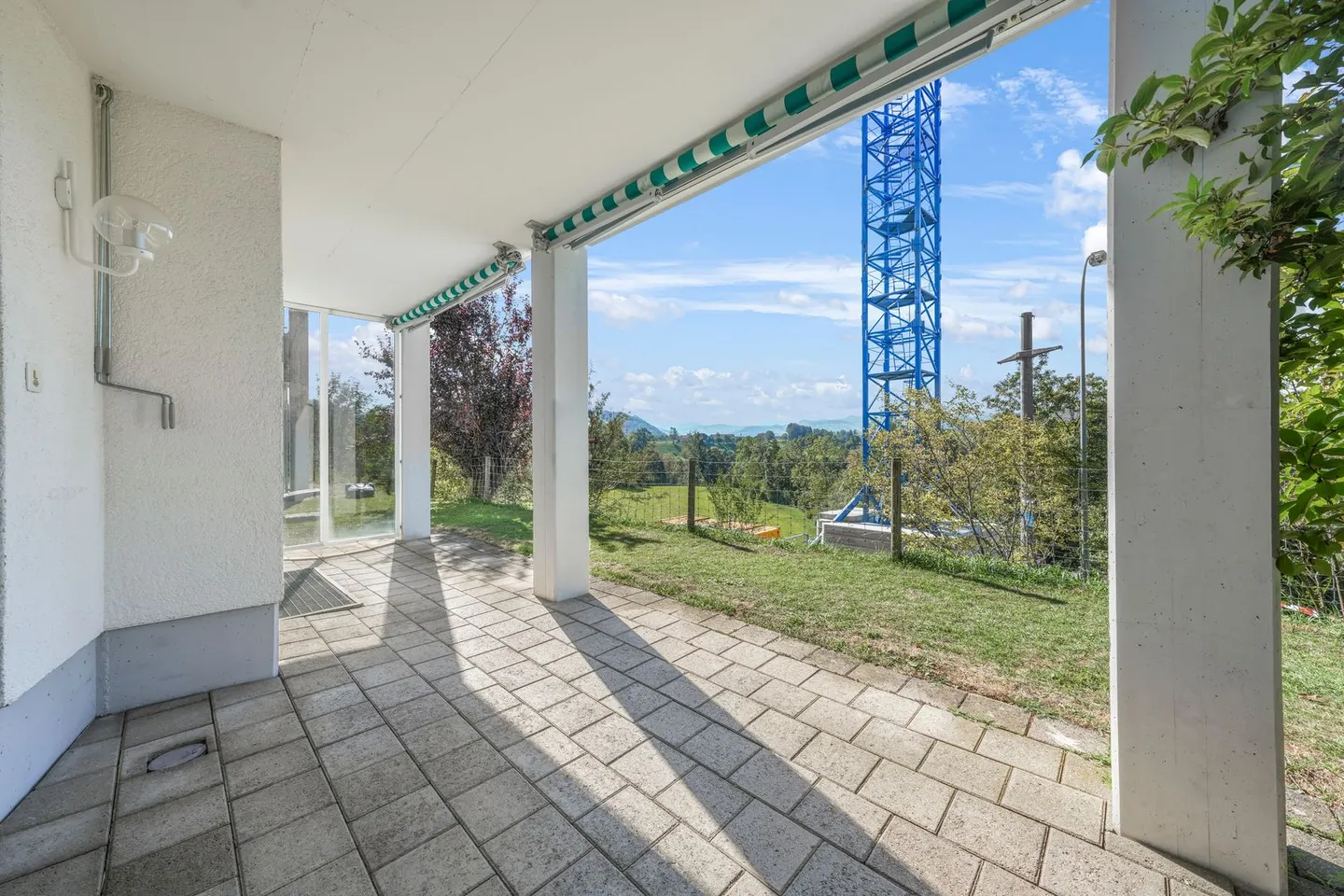 Vivre avec une vue : Appartement de jardin de 4,5 pièces avec beaucoup d'intimité - Photo 11 sur 13