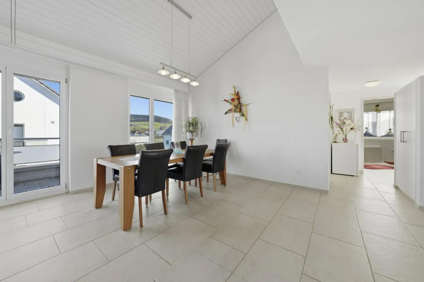 Geräumige Dachmaisonette mit Balkonen - Foto 4 von 13