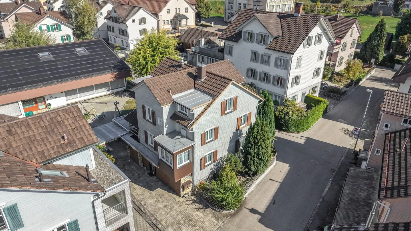 Une maison, de nombreuses possibilités – réalisez vos idées de logement au cœur de Flawil - Photo 4 sur 13