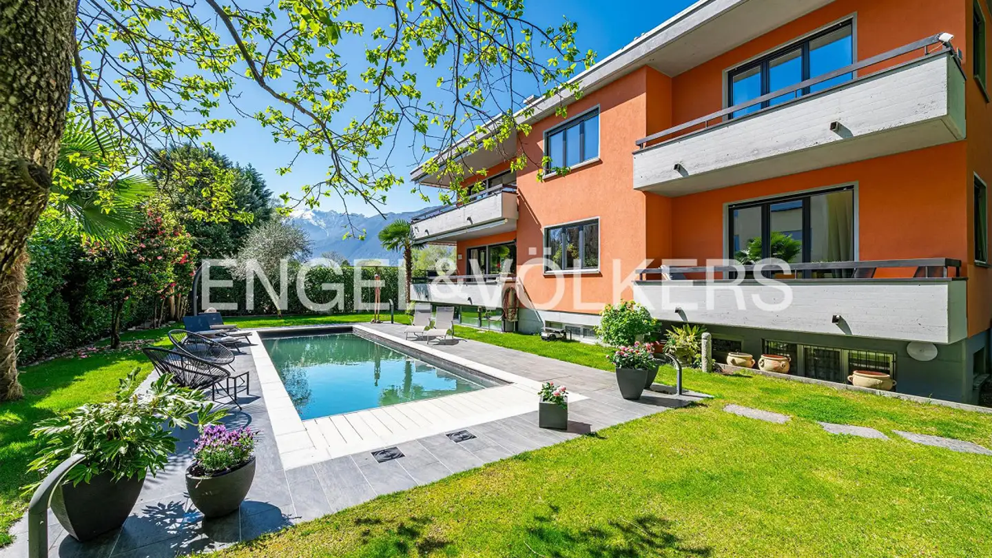 Residential building for sale - 6612 Ascona