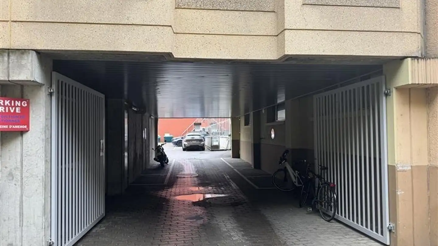 Place de parking intérieure pour moto à louer - Rue Du Tir-Au-Canon 4, 1227 Carouge GE