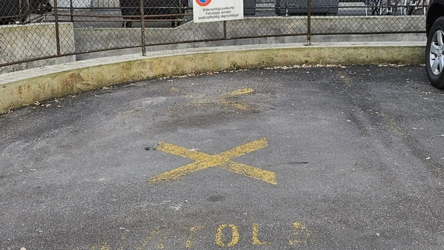 Place de parking extérieure à louer - Kernstrasse 24, 8004 Zürich