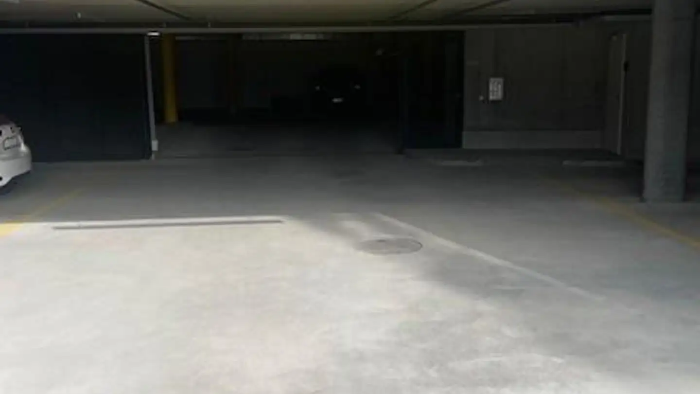 Place de parking extérieure à louer - Lutisbachweg 2, 6315 Oberägeri