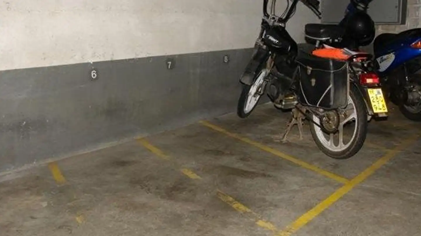 Place de parking intérieure pour moto à louer - Polieregasse 4, 3400 Burgdorf - Photo 3