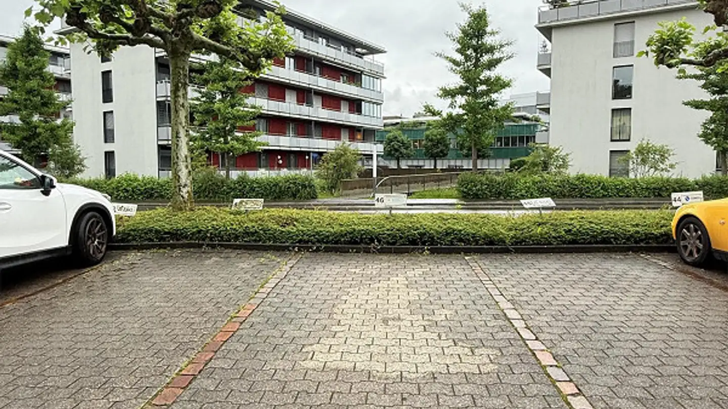 Place de parking extérieure à louer - Schöngrund 13, 6343 Rotkreuz