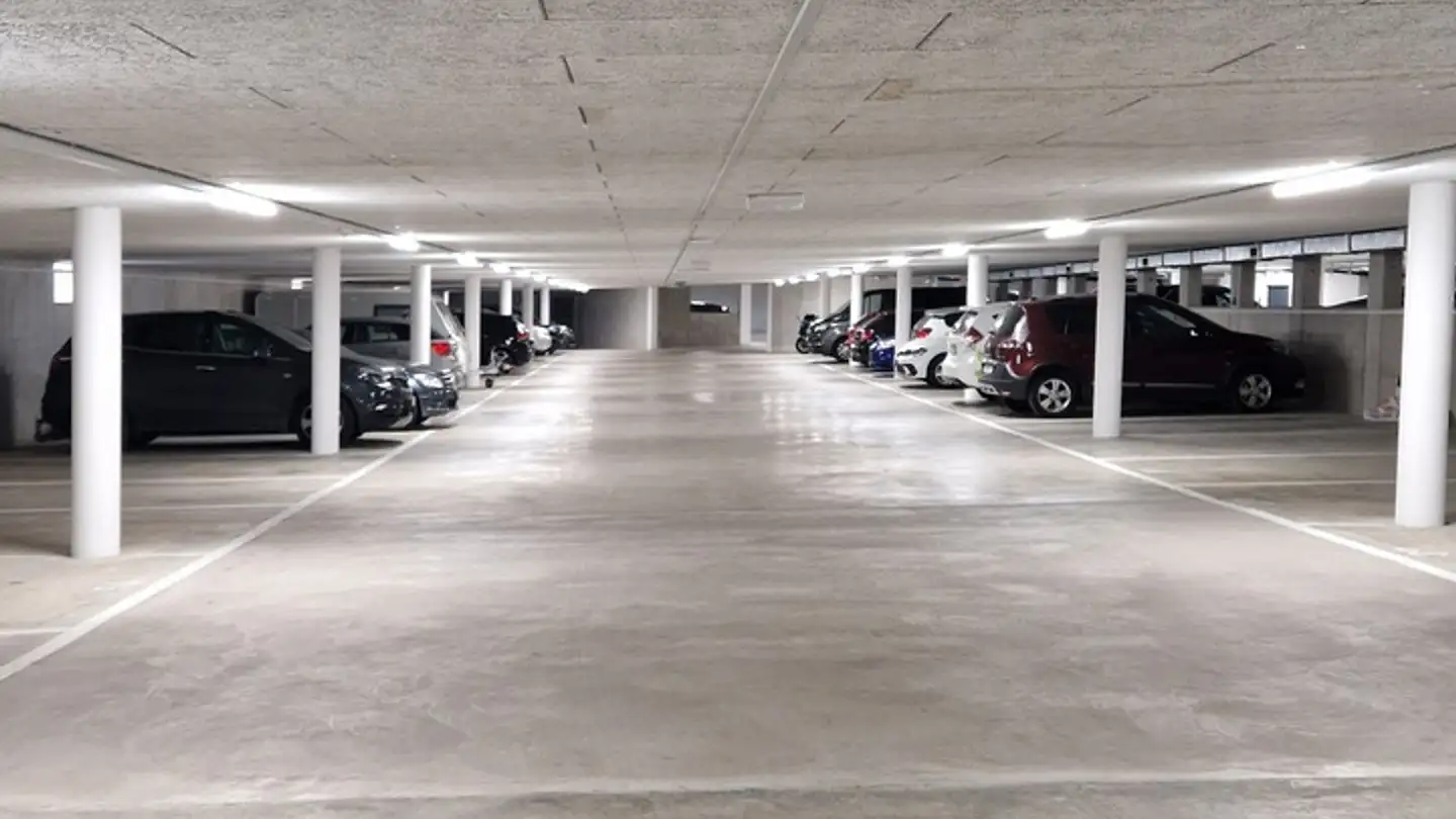 Indoor parking space for rent - Chemin Des Mosseires 71, 1630 Bulle - Photo 2