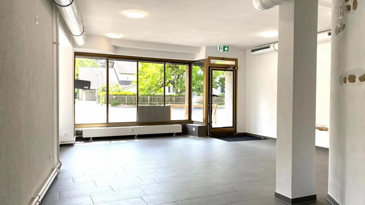 Commercial à louer - Zentralstrasse 31, 8212 Neuhausen am Rheinfall