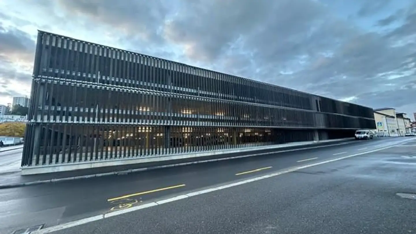 Outdoor parking space for rent - Rue Du Collège 34, 2300 La Chaux-de-Fonds - Photo 2