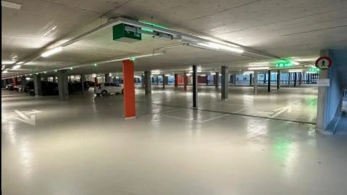 Outdoor parking space for rent - Rue Du Collège 34, 2300 La Chaux-de-Fonds - Photo 4