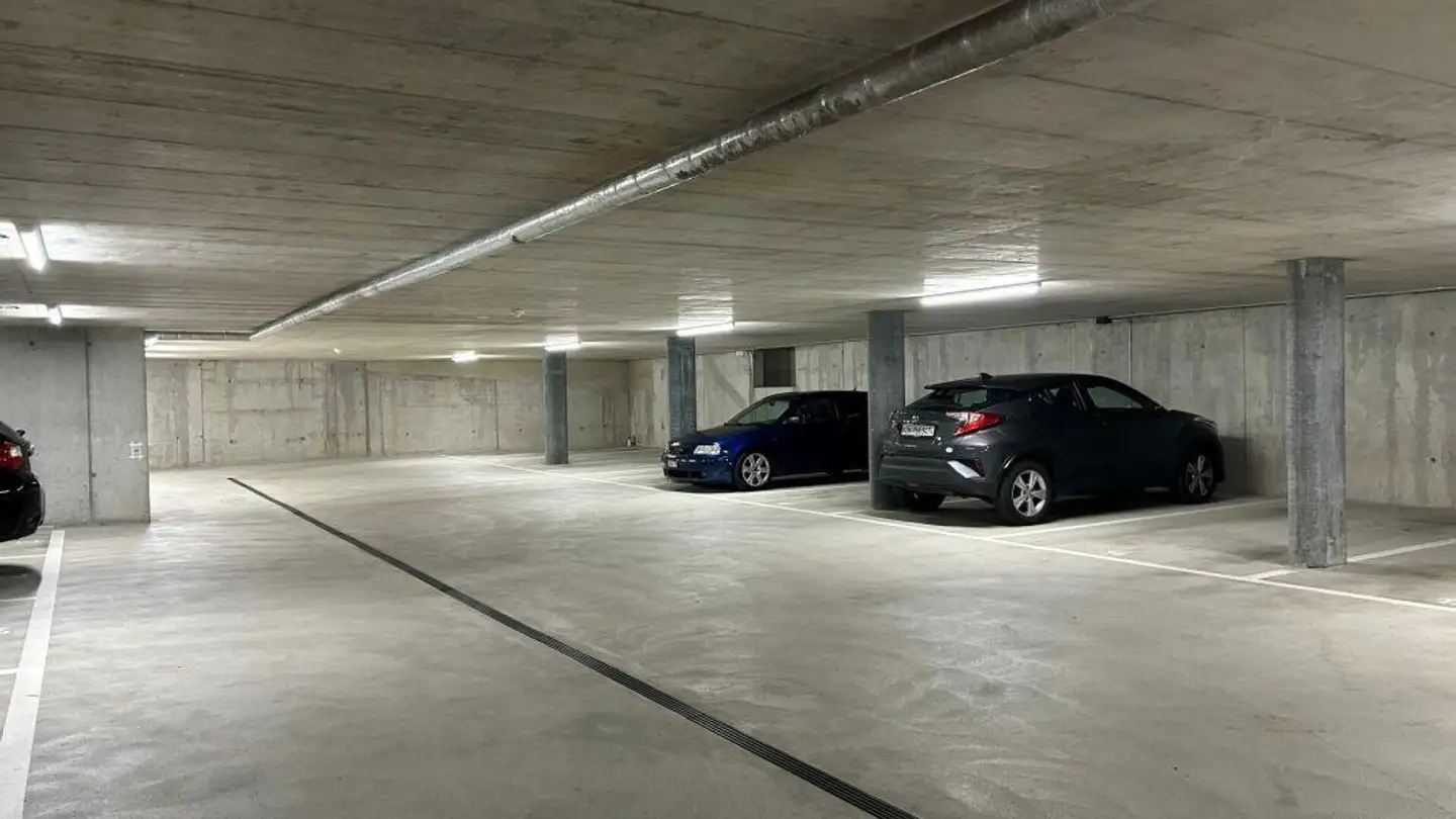 Tiefgaragenstellplatz mieten - Itzikerstrasse 18, 8627 Grüningen