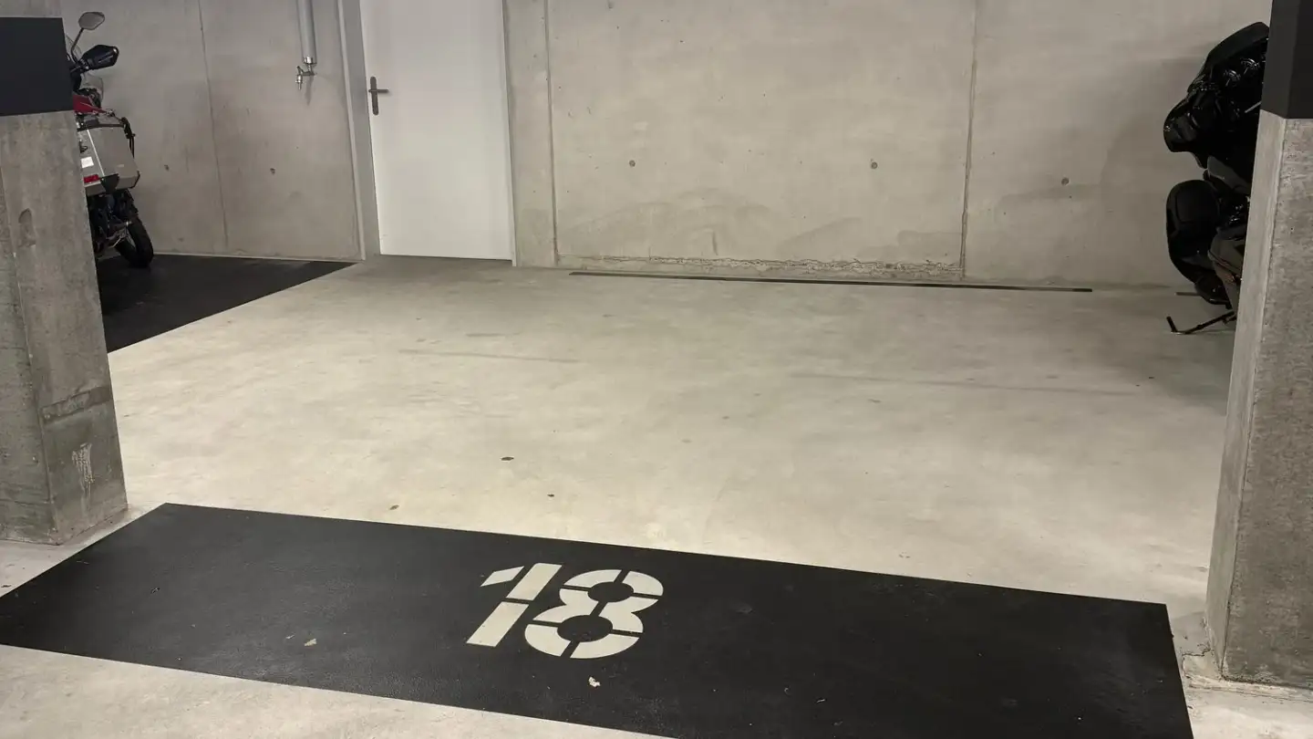 Indoor motorbike parking space for rent - Im Kessler 9, 8902 Urdorf