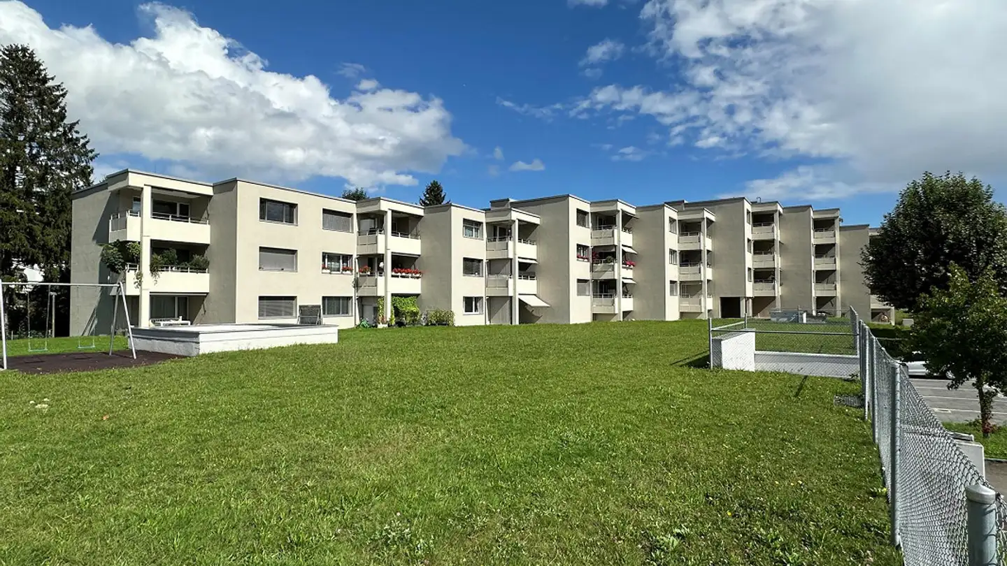 Place de parking extérieure à louer - Neugutstrasse 16, 8102 Oberengstringen