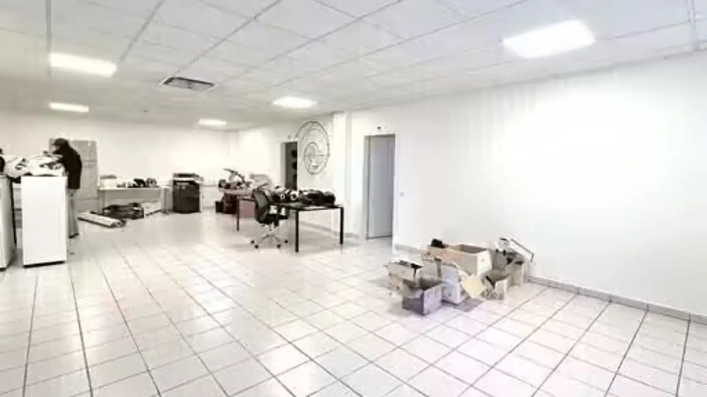 Office space for rent - 6928 Manno