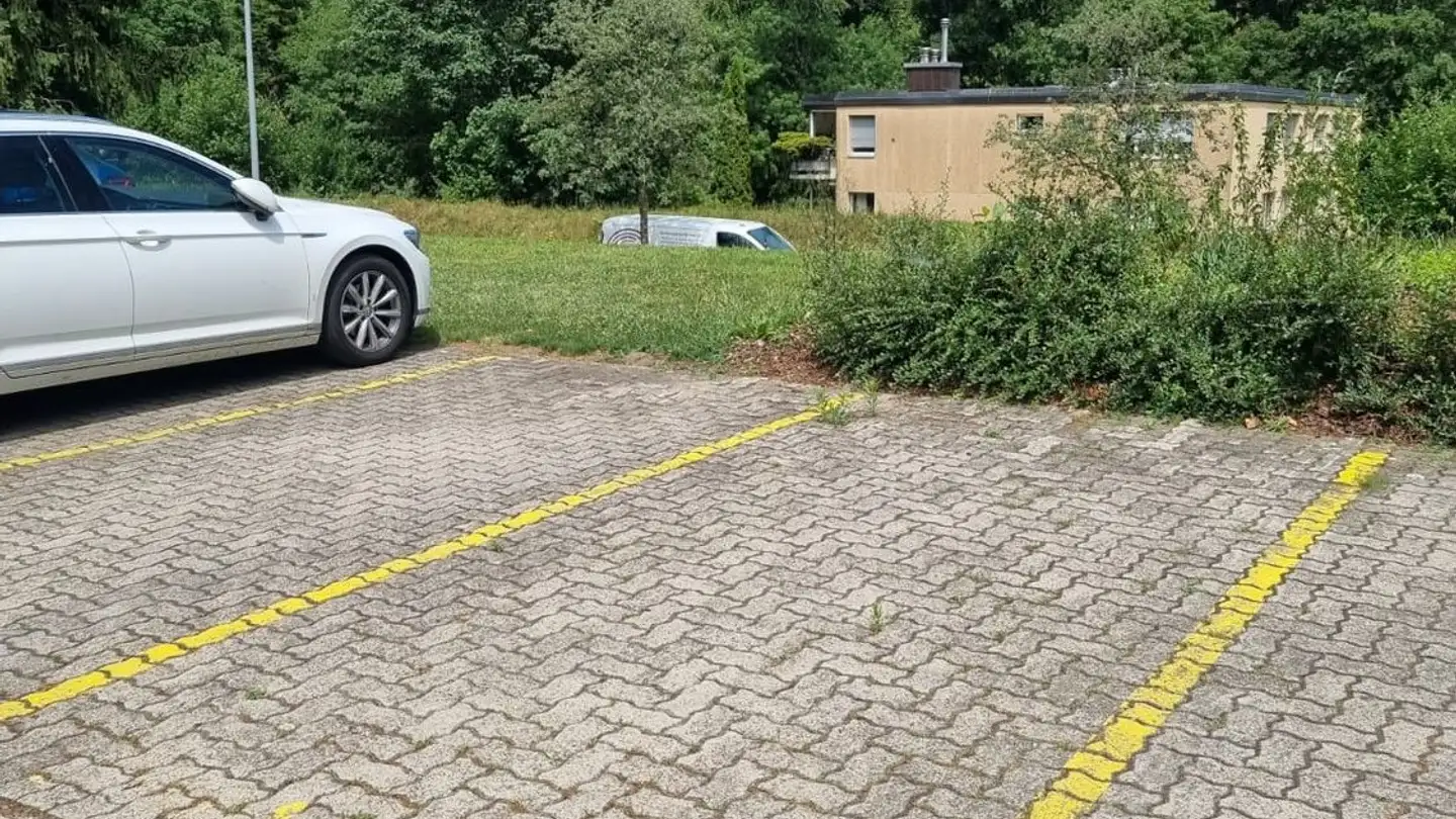 Place de parking extérieure à louer - In Der Müseren 6, 8118 Pfaffhausen