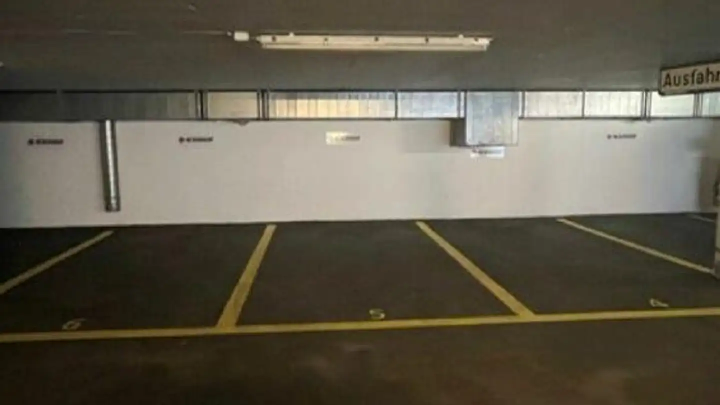 Place de parking souterraine à louer - Bernstrasse 25, 3175 Flamatt