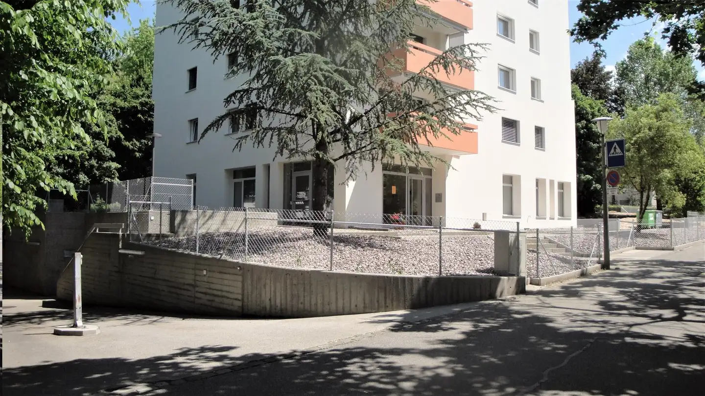 Tiefgaragenstellplatz mieten - Steinmattweg 9, 4143 Dornach